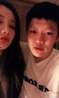 情侣网红拍吃瓜视频,情侣网红共度吃瓜时光，甜蜜互动引网友热议